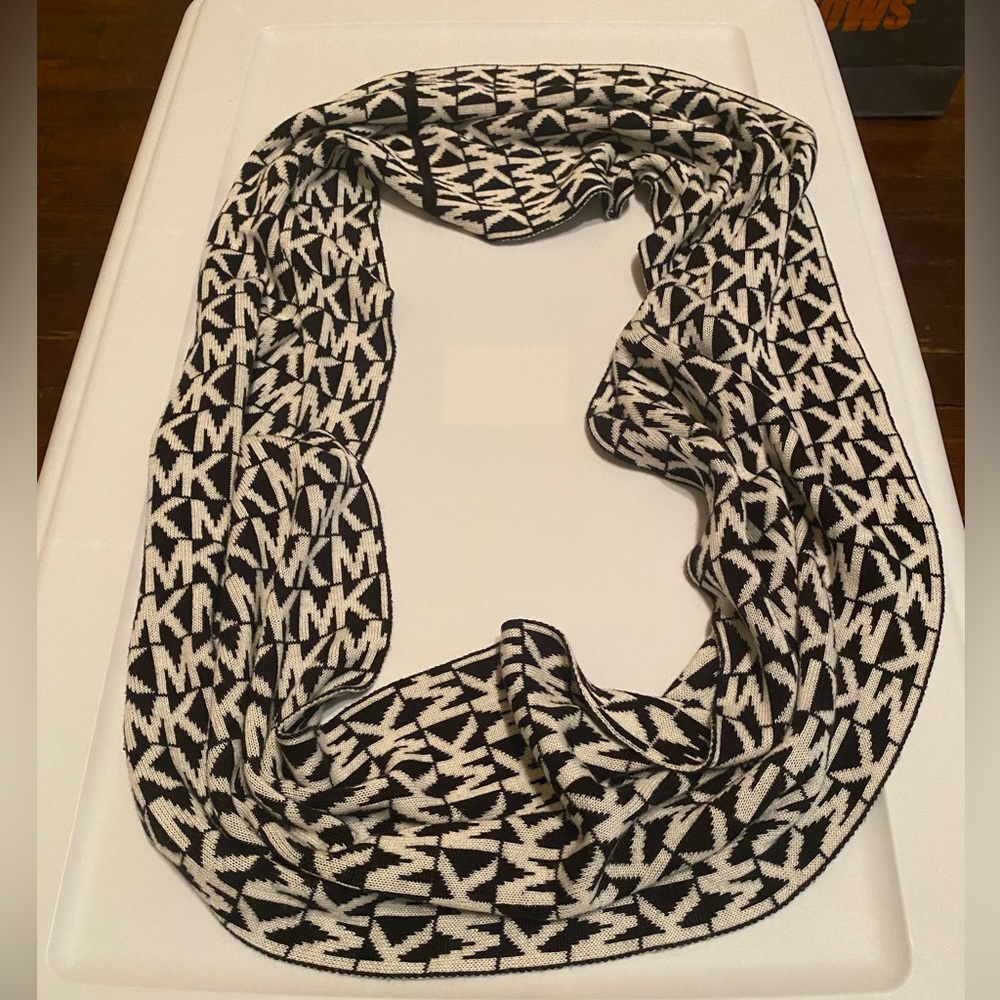 Micheal Kors Infinity Scarf - Picture 2 of 2